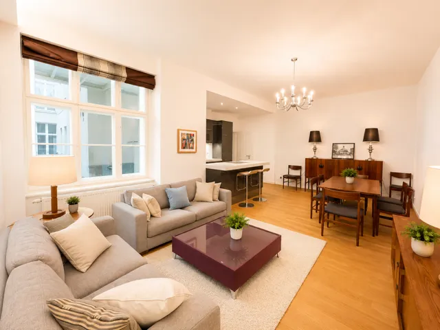 Vollständig möbliert: sanierte Altbauwohnung  mit 2 Bädern (zeitlich befristet) — photo 1